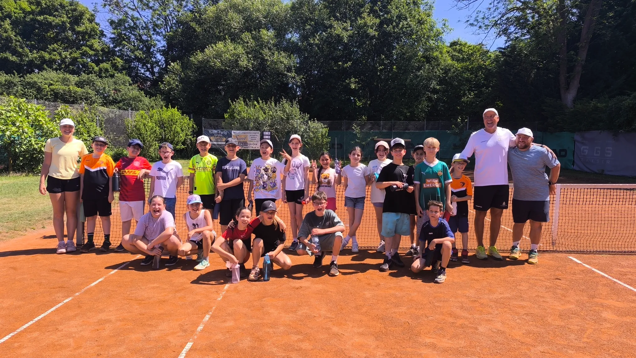 Tenniscamp für Kinder mit Gruppe und Trainern auf der Anlage