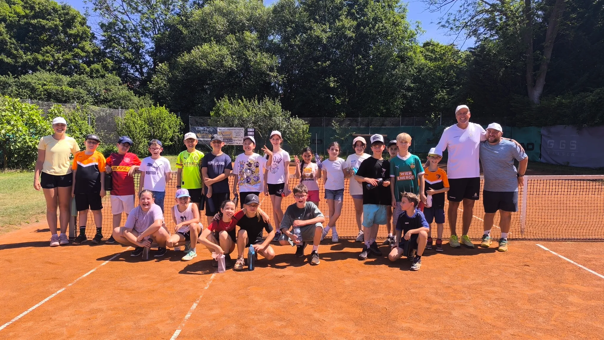 Tenniscamp für Kinder mit Gruppe und Trainern auf der Anlage