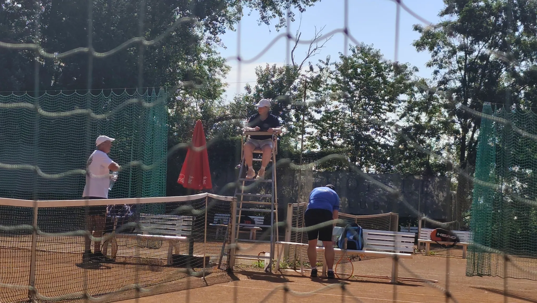 Übungsmatch beim Tenniscamp mit Spielern und Schiedsrichter