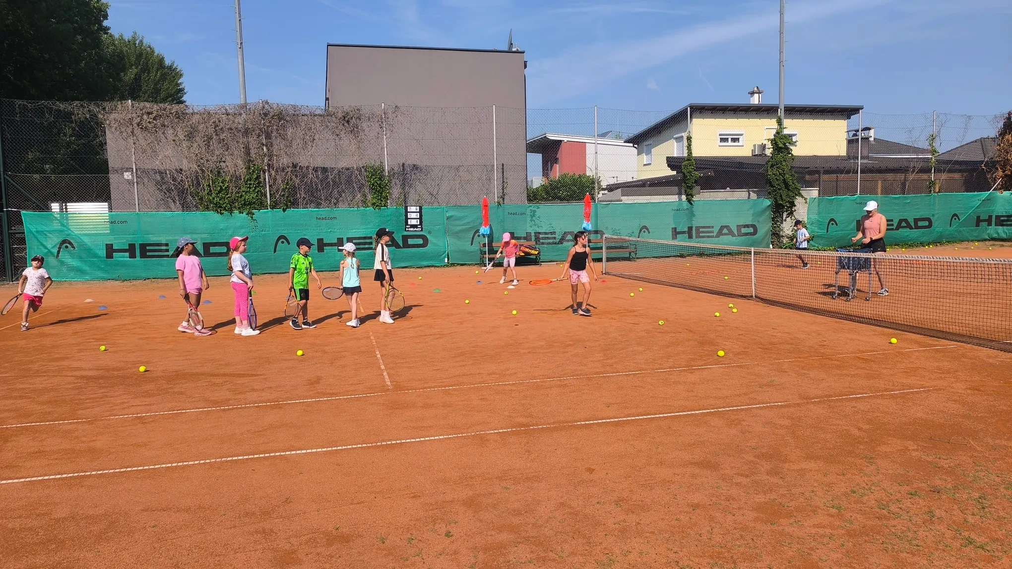 Spielerisches Tennistraining für Kinder mit Übungen am Platz