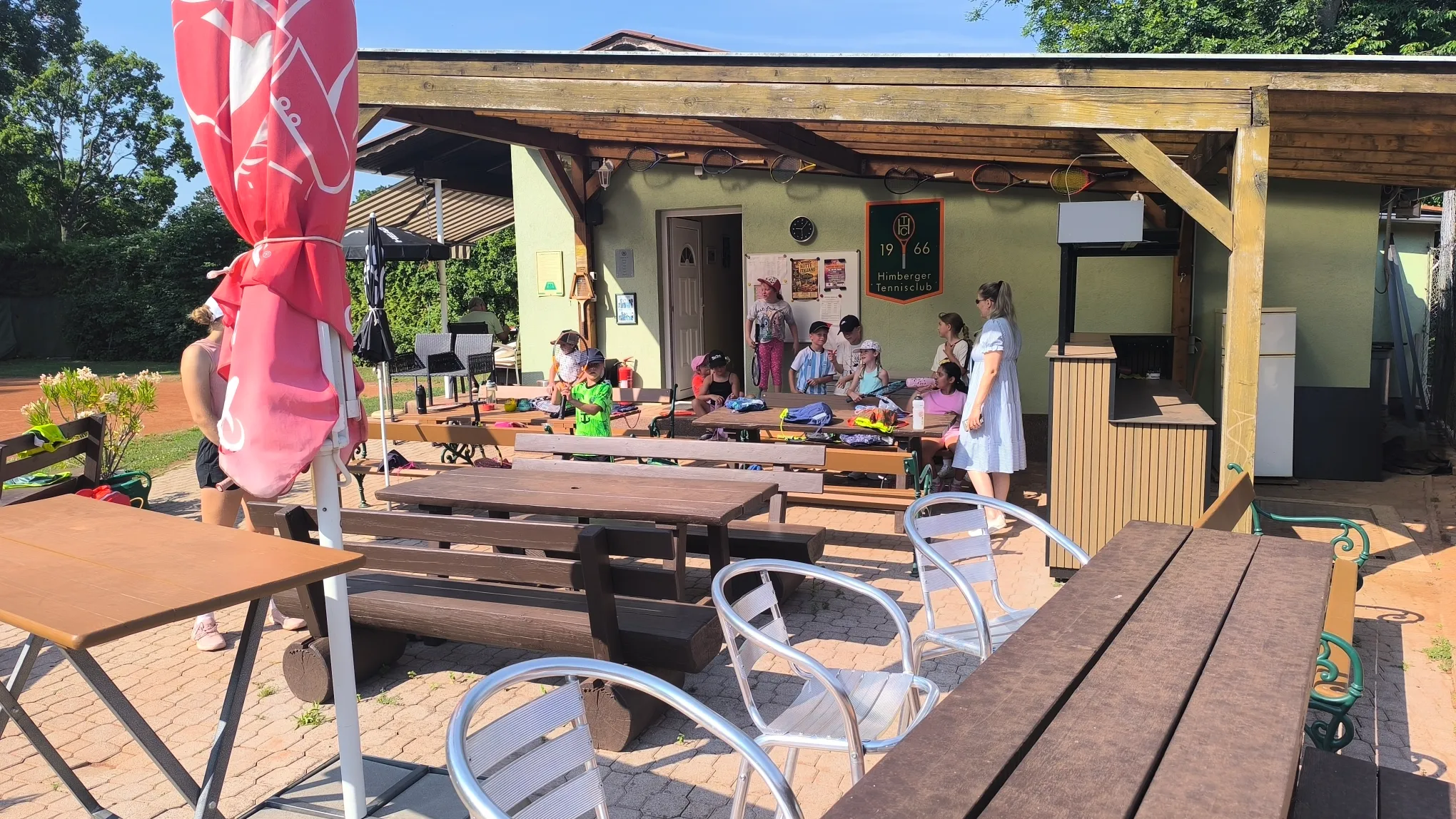 Pause und Betreuung der Kinder beim Tenniscamp