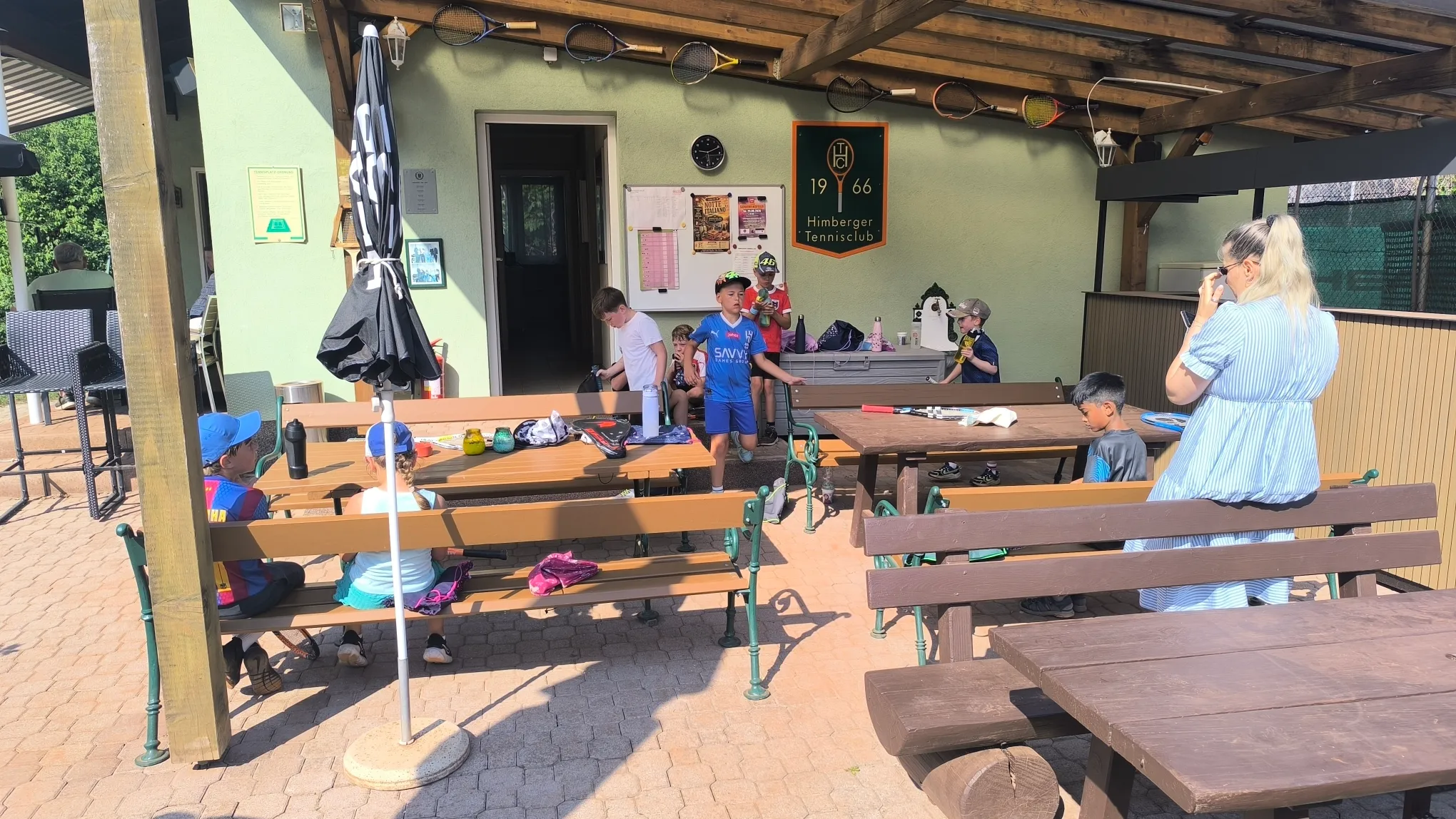 Pause und Betreuung der Kinder beim Tenniscamp