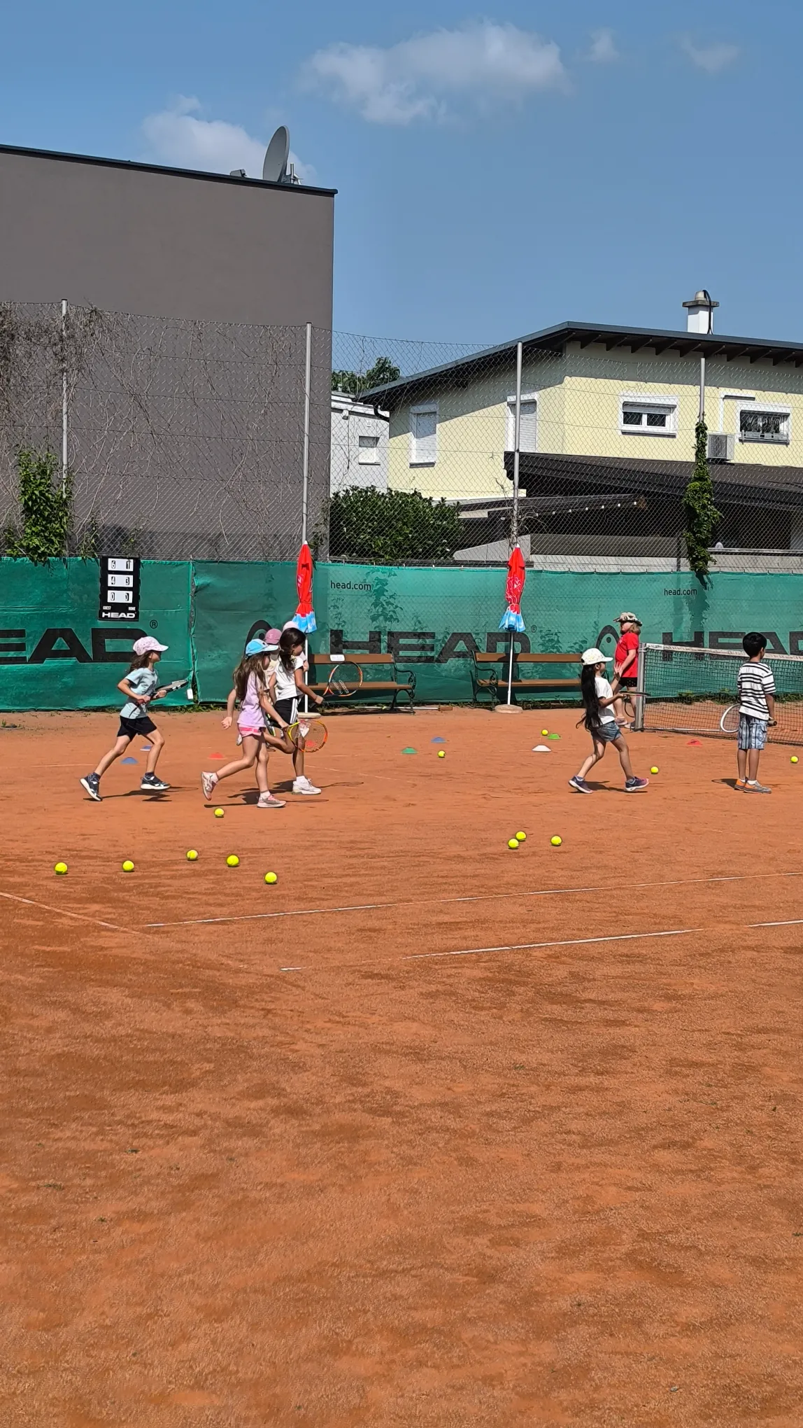 Tenniscamp für Kinder mit Übungen auf der gesamten Tennisanlage