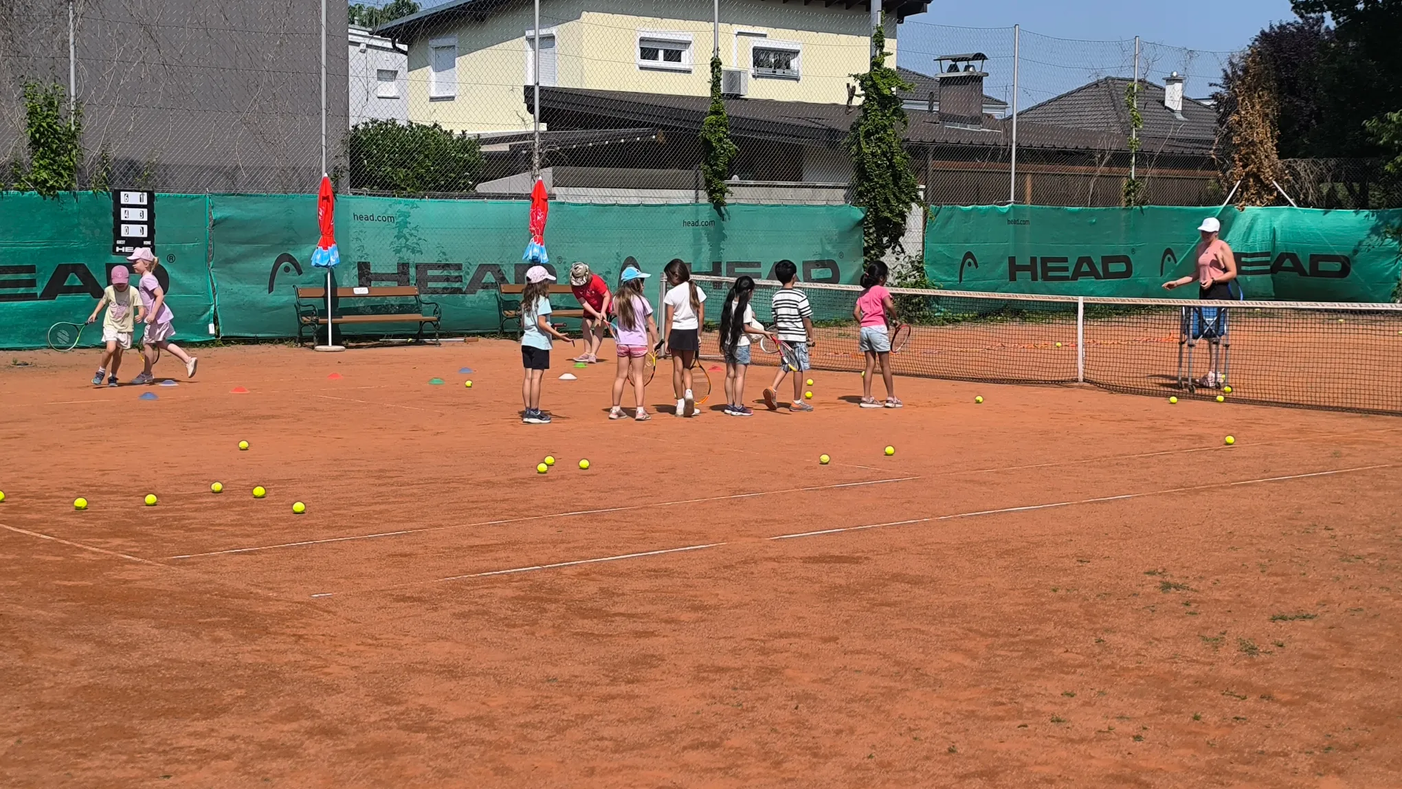 Spielerisches Tennistraining für Kinder mit Übungen auf der Anlage