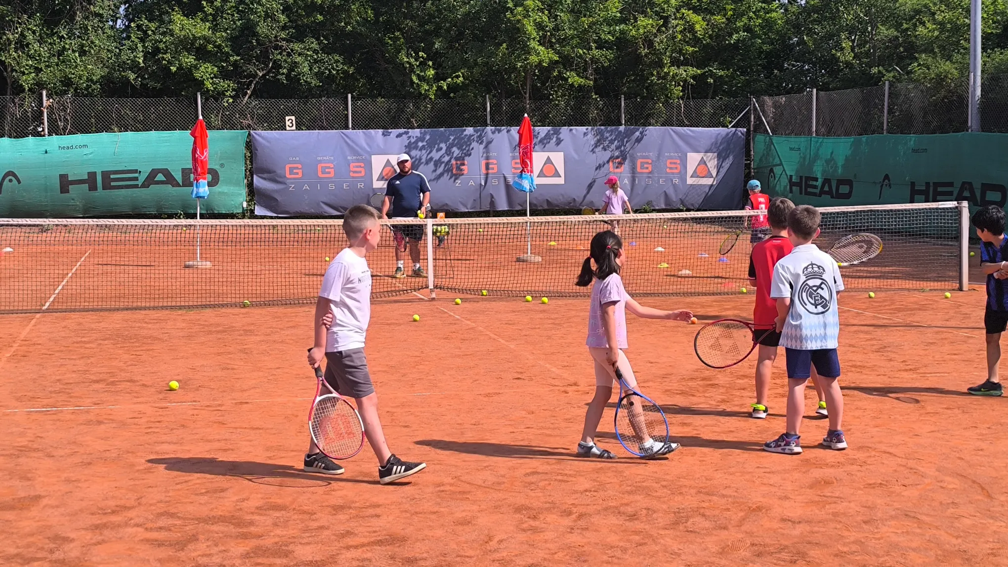 Spielerisches Tennistraining für Kinder mit Übungen auf der Anlage